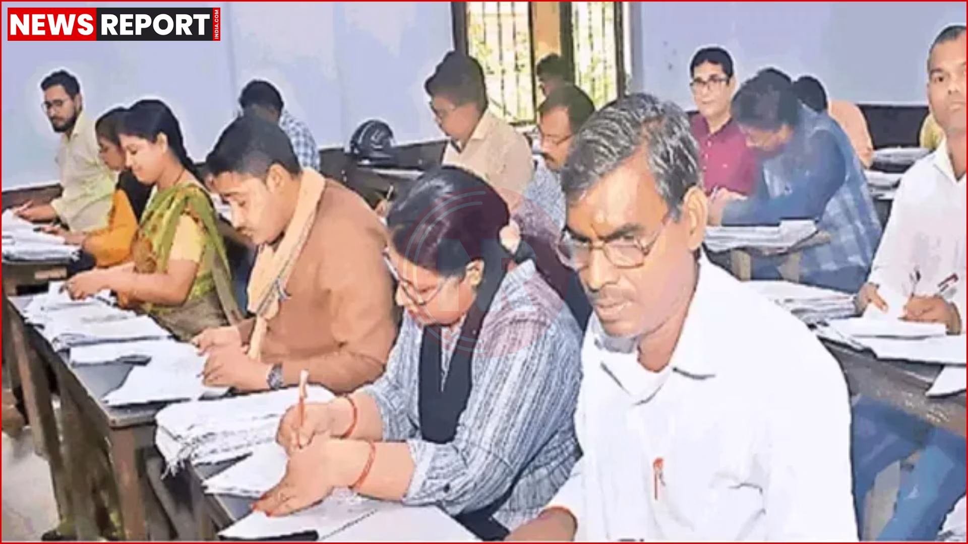 यूपी बोर्ड परीक्षा उत्तरपुस्तिकाओं का मूल्यांकन करते शिक्षक