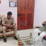 यूपी में पुलिस द्वारा कांग्रेस नेताओं को हाउस अरेस्ट करते हुए, उनके घरों के बाहर सुरक्षा बल।
