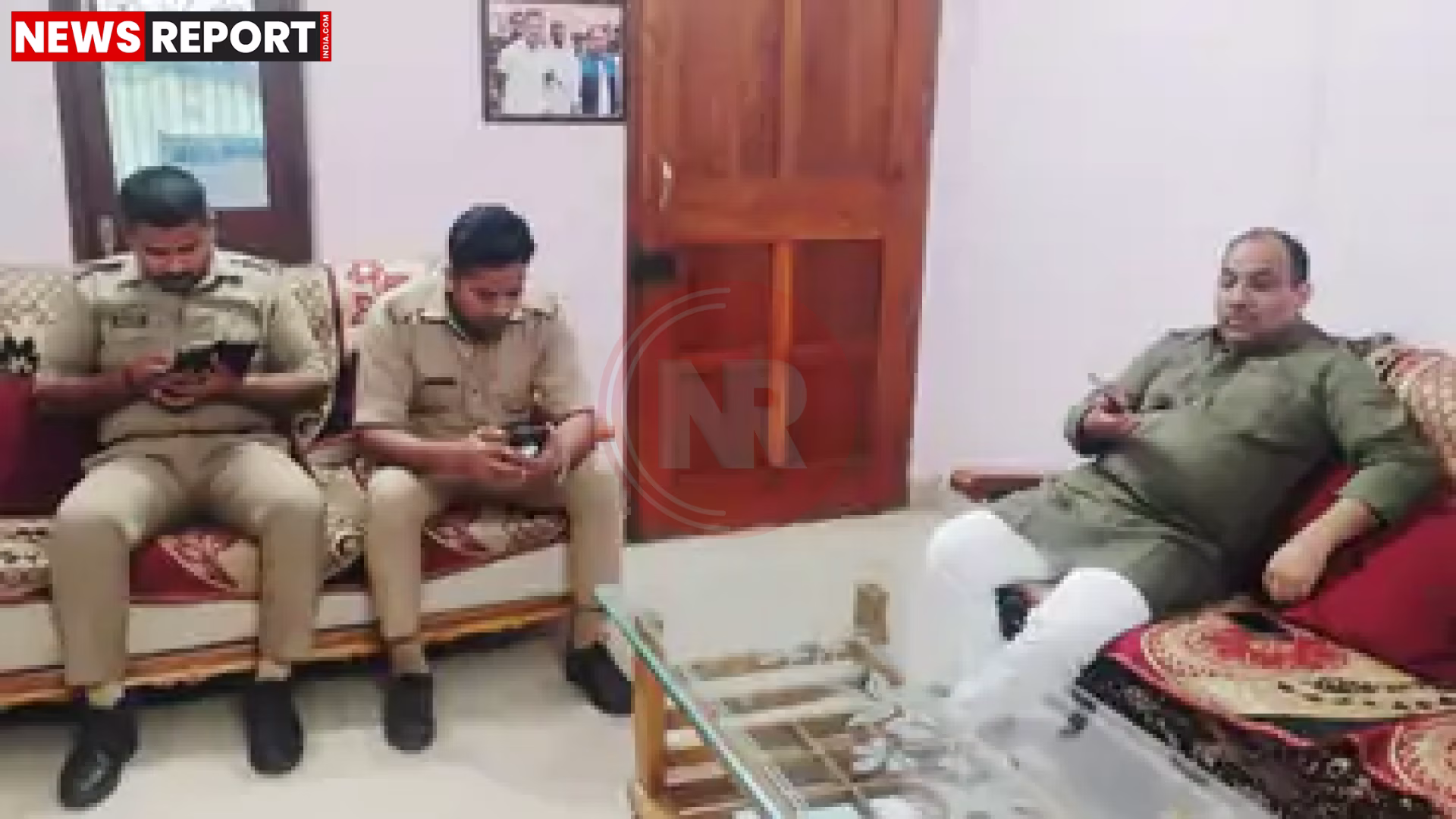 यूपी में पुलिस द्वारा कांग्रेस नेताओं को हाउस अरेस्ट करते हुए, उनके घरों के बाहर सुरक्षा बल।