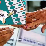 उत्तर प्रदेश पंचायत भवन के सामने बैठे ग्राम प्रधान और ग्रामीण, आगामी चुनाव पर चर्चा करते हुए।