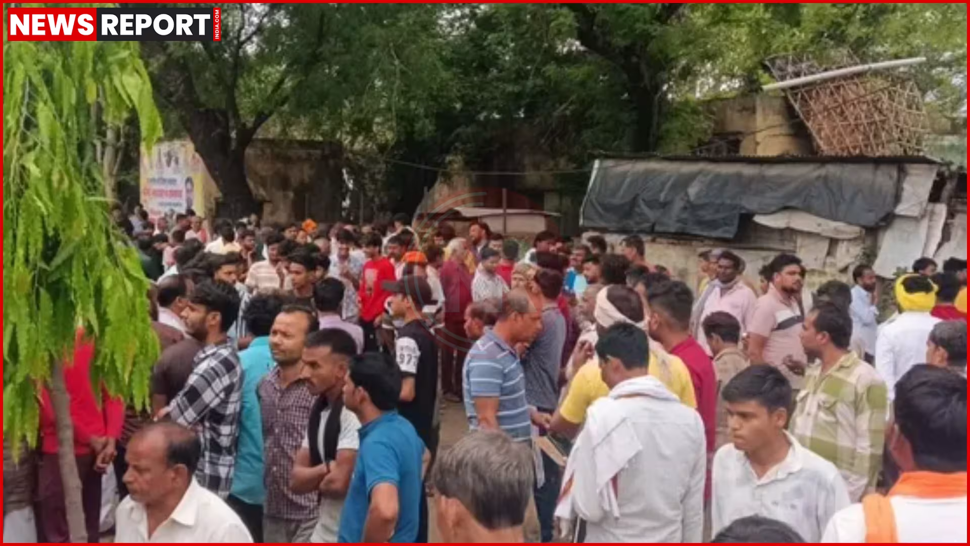 उरई में स्मार्ट मीटर विरोध प्रदर्शन, ग्रामीण औरैया-जालौन मार्ग पर जाम करते हुए