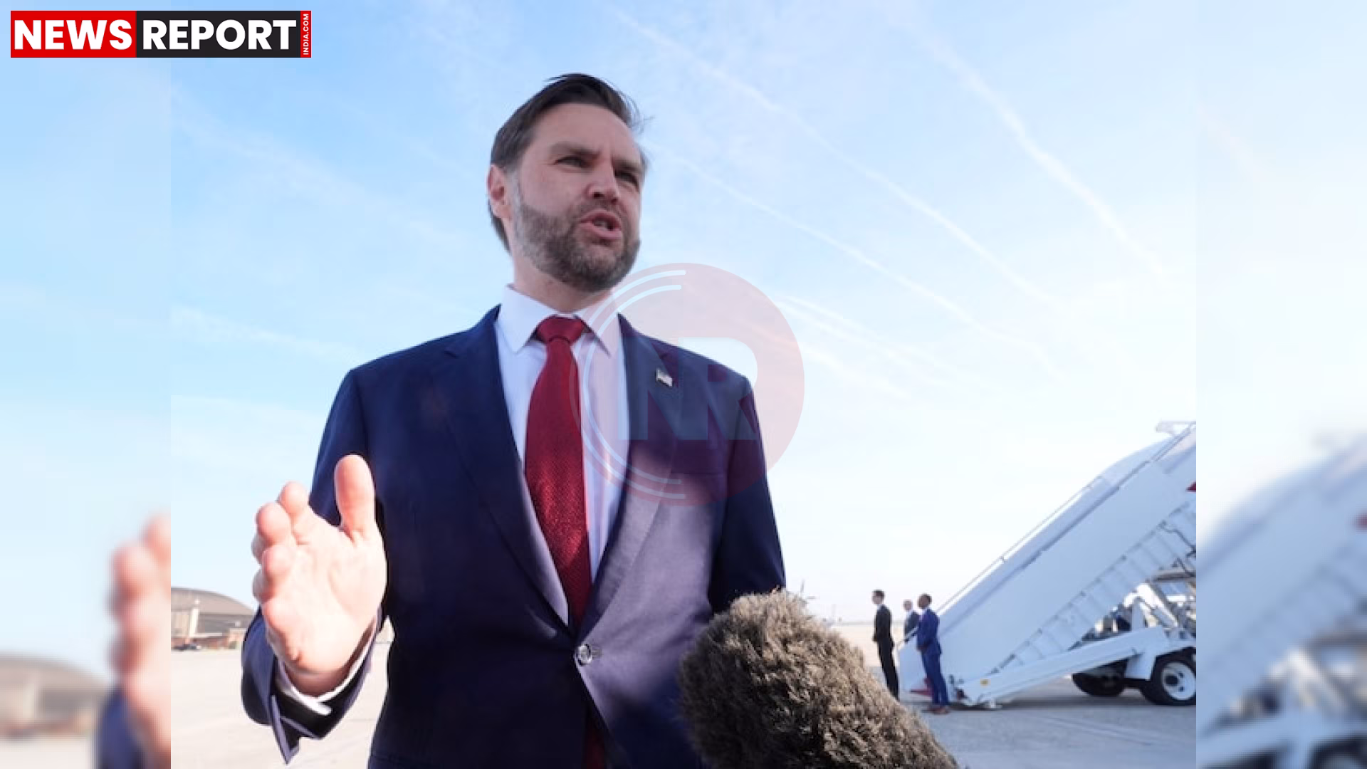 अमेरिकी और ईरानी झंडों के साथ कूटनीतिक वार्ता का दृश्य।