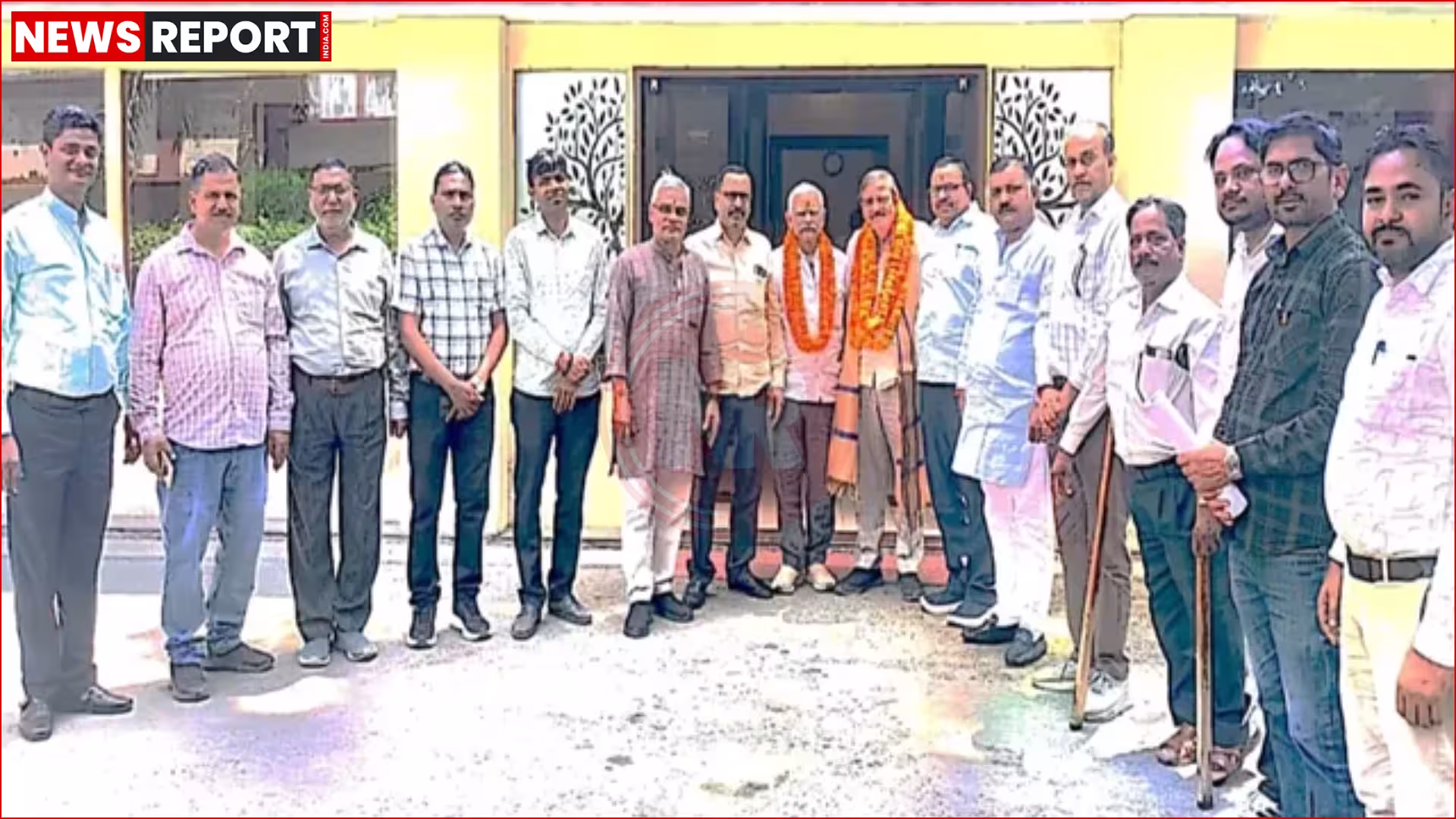 उत्तर प्रदेश में कैशलेस चिकित्सा सुविधा की मांग करते कर्मचारी और अधिकारी