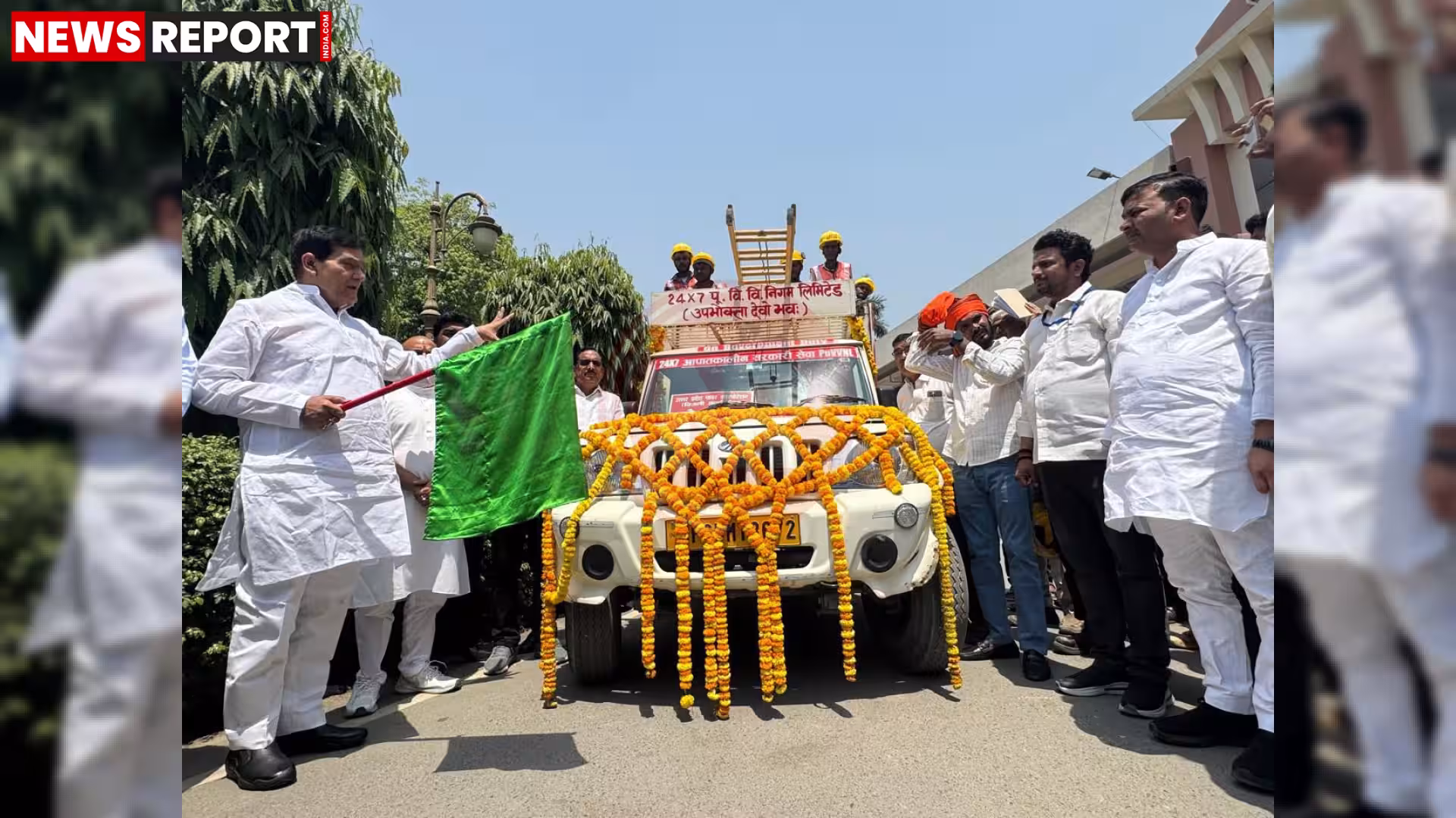 वाराणसी में बिजली सेवा वाहनों को हरी झंडी दिखाते ऊर्जा मंत्री