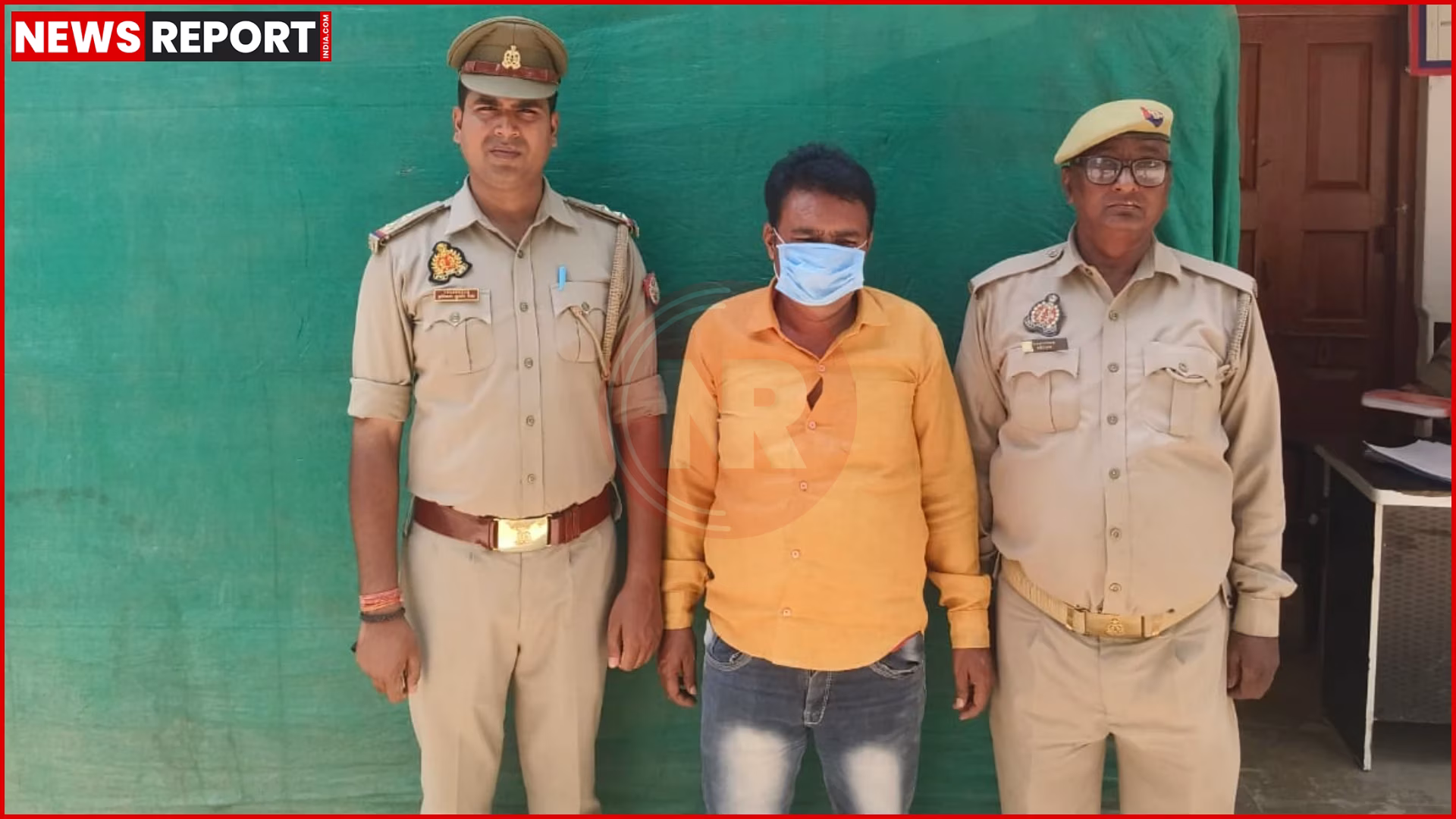 वाराणसी पुलिस गिरफ्तार अभियुक्त को अदालत ले जाती हुई