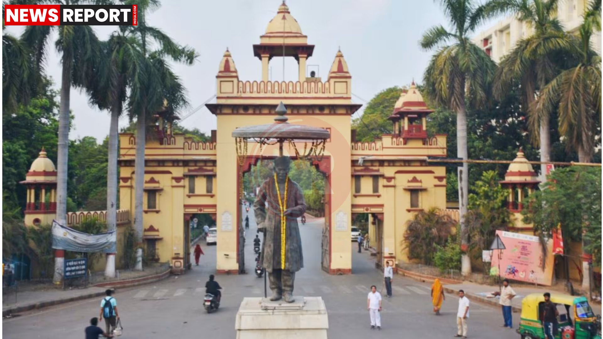 वाराणसी के बीएचयू स्थित IMS परिसर में गोदाम की आग बुझाते दमकल कर्मी।