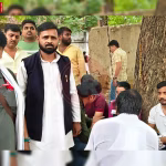 व्यापार मंडल के नेता पीड़ित परिवार से मिलकर सांत्वना देते हुए