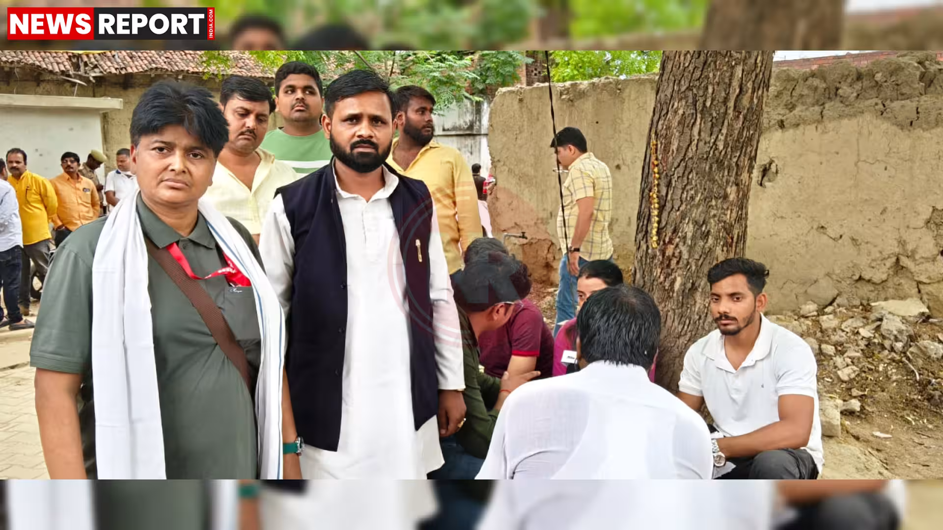 व्यापार मंडल के नेता पीड़ित परिवार से मिलकर सांत्वना देते हुए