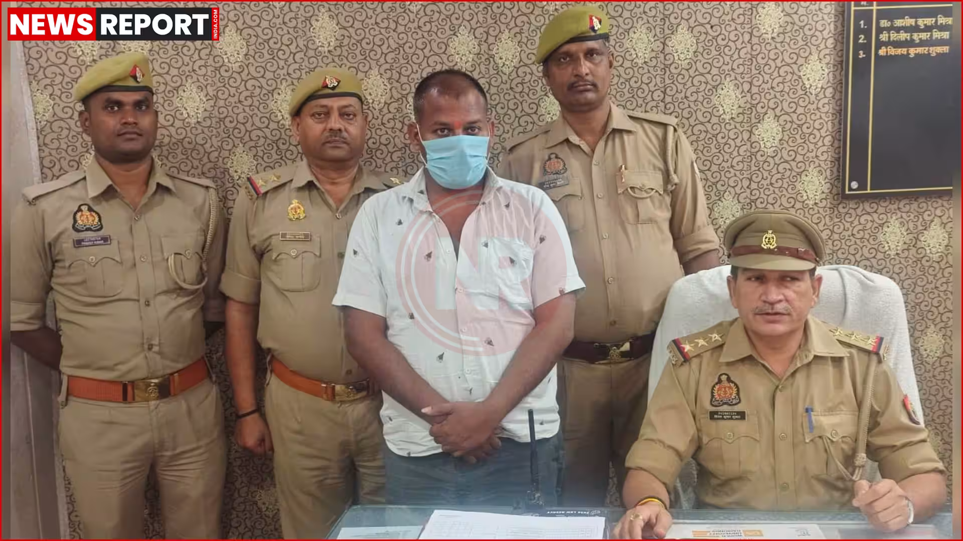 चेतगंज पुलिस टीम वारंटी विकास अग्रहरी को गिरफ्तार कर ला रही है।