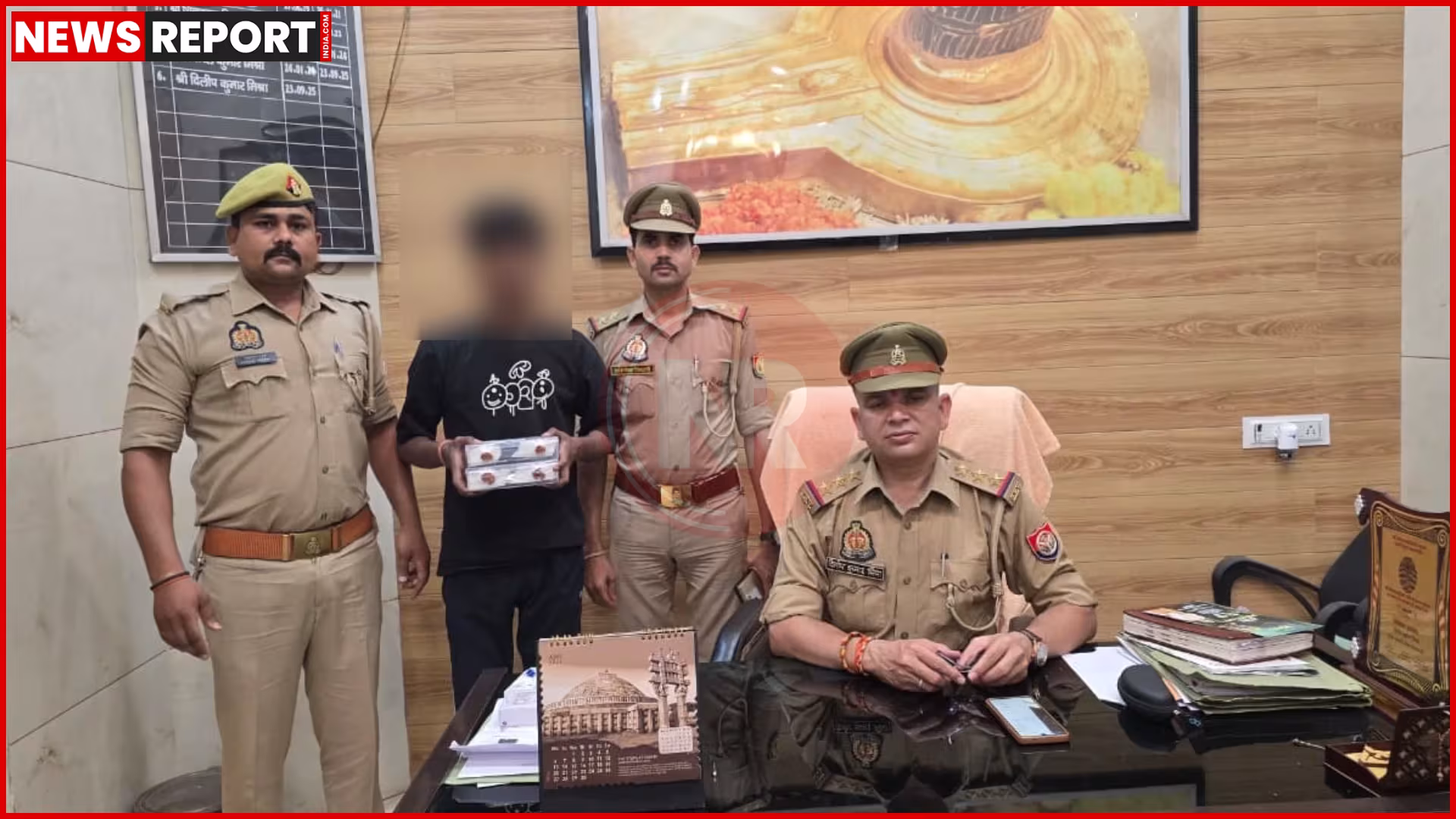 पुलिस द्वारा गिरफ्तार किए गए आरोपी सचिन सेठ को दिखाया गया है, जिसके हाथ में बरामद मोबाइल फोन हैं।