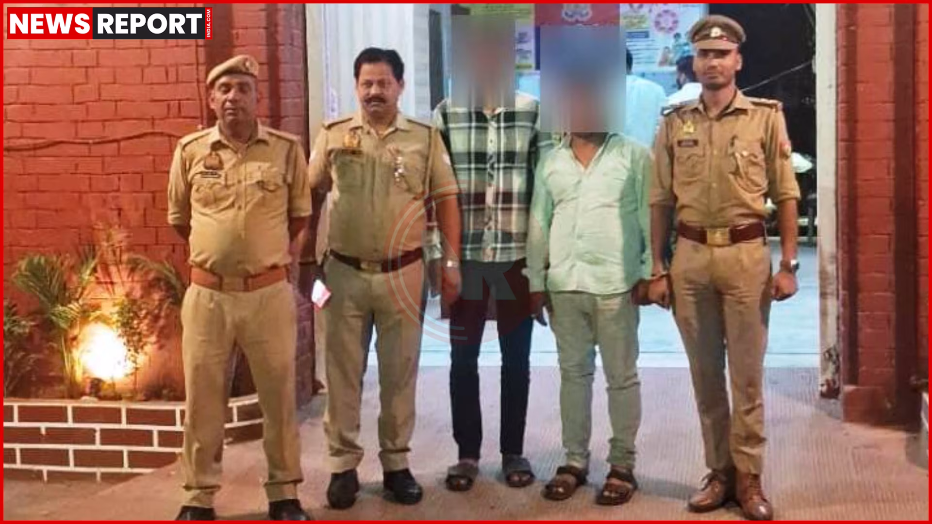 पुलिस अधिकारियों द्वारा जब्त कफ सिरप की बोतलों का ढेर प्रदर्शित करते हुए, पीछे दो गिरफ्तार अभियुक्त।