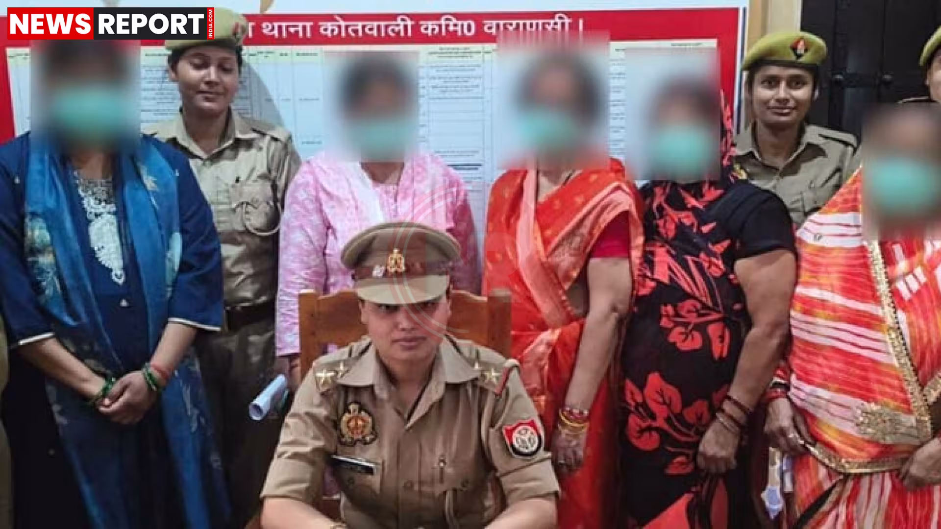 वाराणसी पुलिस द्वारा हवाला नेटवर्क से जुड़ी महिलाओं की गिरफ्तारी का दृश्य