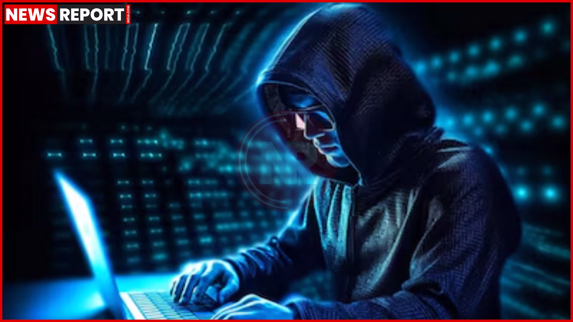 वाराणसी साइबर सेल के अधिकारी कंप्यूटर पर जांच करते हुए या पीड़ितों को पैसे वापस सौंपते हुए