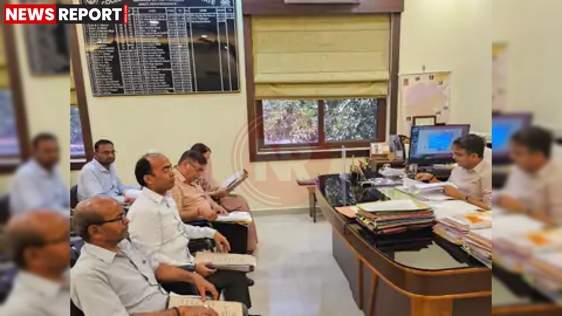 जिलाधिकारी निजी स्कूलों की फीस संरचना पर अधिकारियों से चर्चा करते हुए