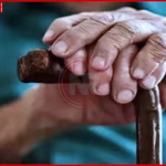 एक पिता अपने हिंसक बेटे के साथ तनावपूर्ण स्थिति में खड़ा है, संभवतः परिवार में विवाद को दर्शाता है।