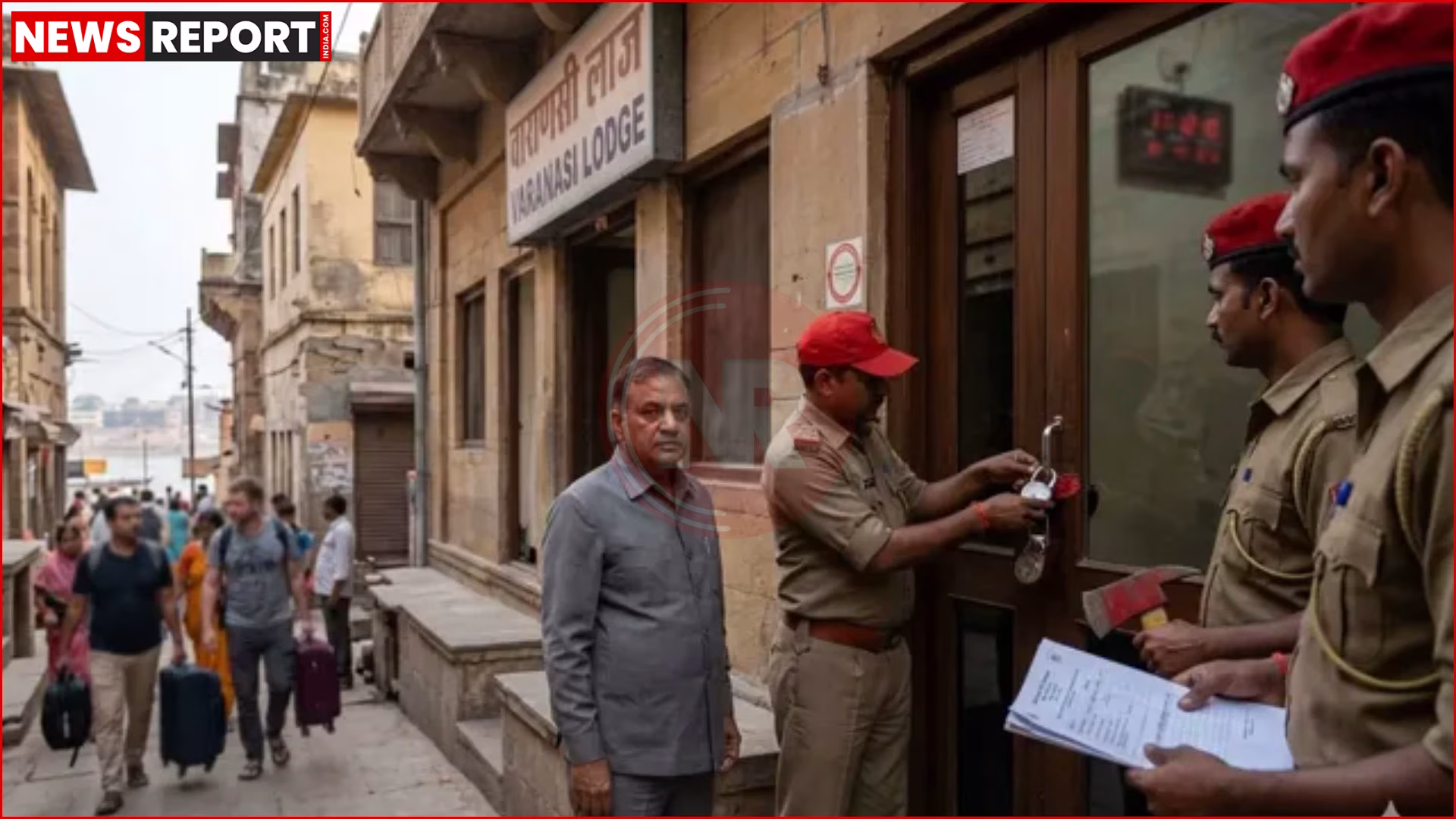 वाराणसी में फायर सेफ्टी नियमों की कमी वाले एक होटल का दृश्य