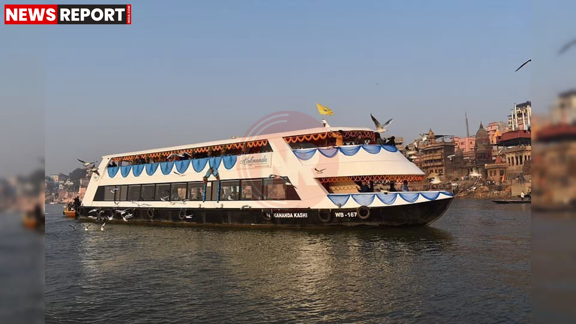 गंगा नदी में खड़े क्रूज बोट और धोखाधड़ी का प्रतीक