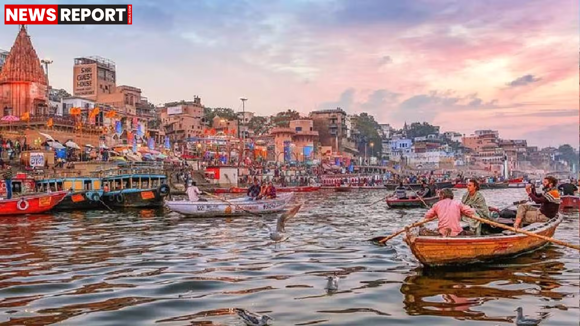 गंगा घाट पर नावों और पर्यटकों के बीच जल पुलिस व सुरक्षाकर्मी।