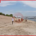 वाराणसी में गंगा की रेत पर बीच हैंडबॉल खेलती महिला खिलाड़ी