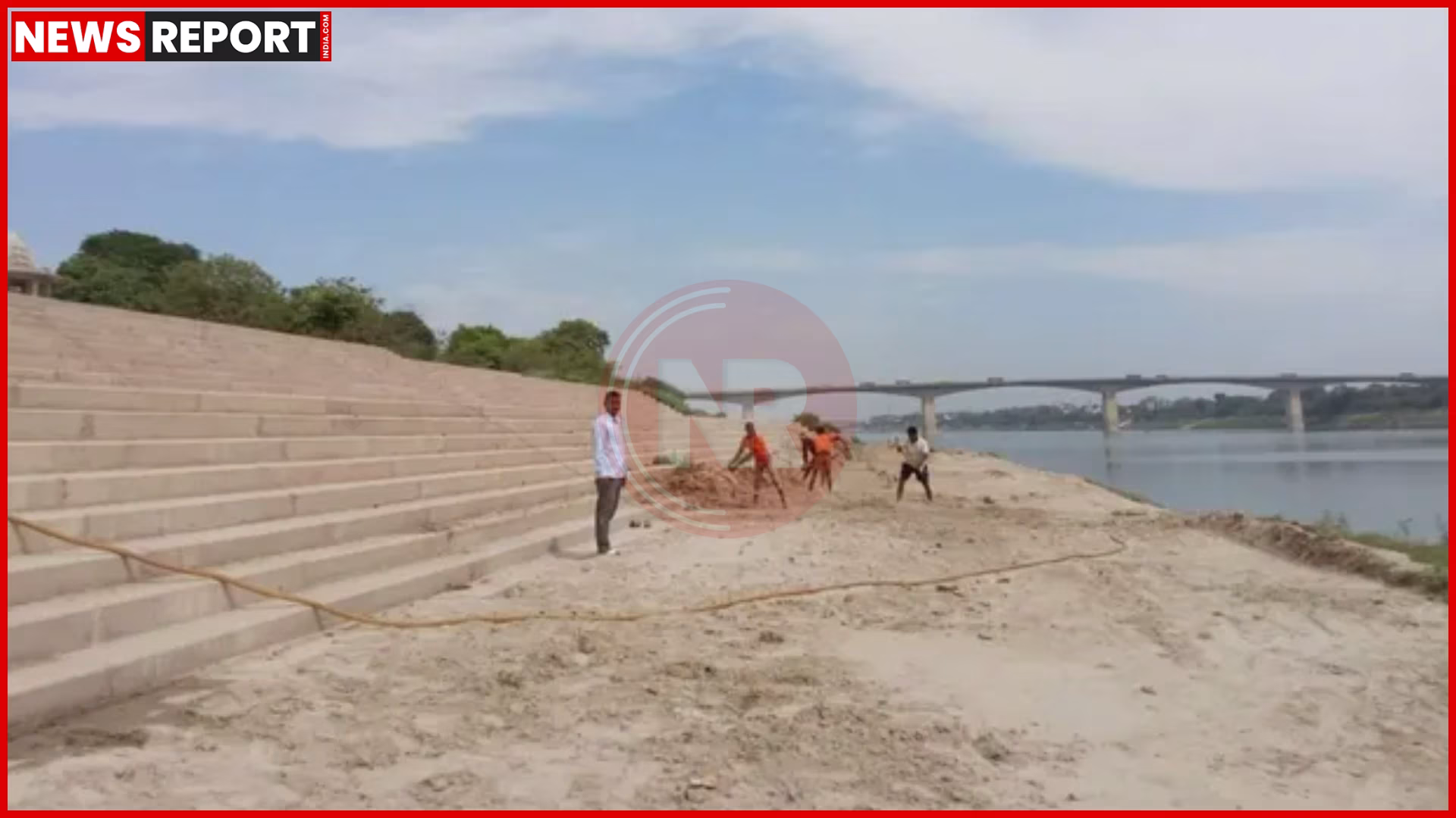 वाराणसी में गंगा की रेत पर बीच हैंडबॉल खेलती महिला खिलाड़ी