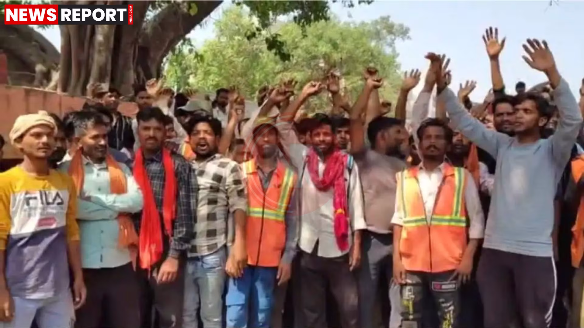 वाराणसी शहर में सड़कों पर जमा कचरे का ढेर और बदबू से परेशान लोग