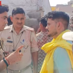 गैस सिलिंडर विस्फोट के बाद क्षतिग्रस्त हुआ कमरा और बिखरा हुआ सामान