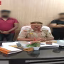 पुलिस द्वारा हथकड़ी लगाए हुए दो आरोपियों को प्रस्तुत करते हुए