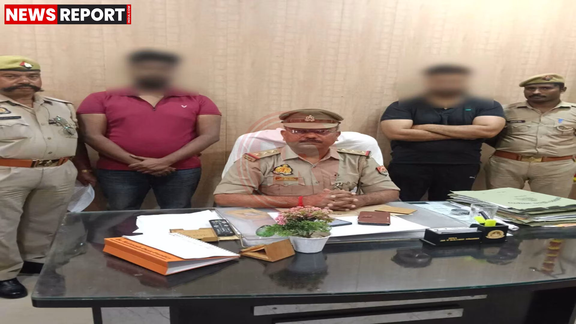 पुलिस द्वारा हथकड़ी लगाए हुए दो आरोपियों को प्रस्तुत करते हुए