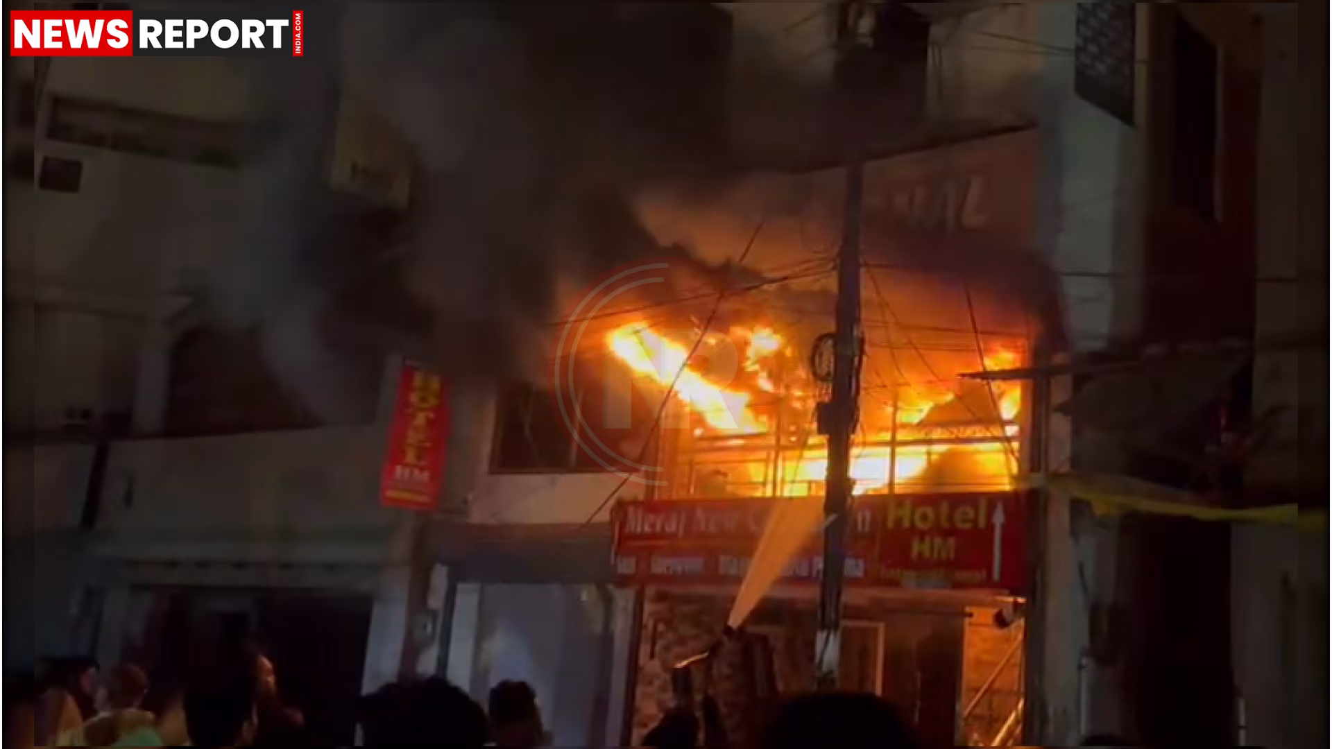 वाराणसी के होटल में लगी भीषण आग का दृश्य, बचावकर्मी लोगों को बचाते हुए।
