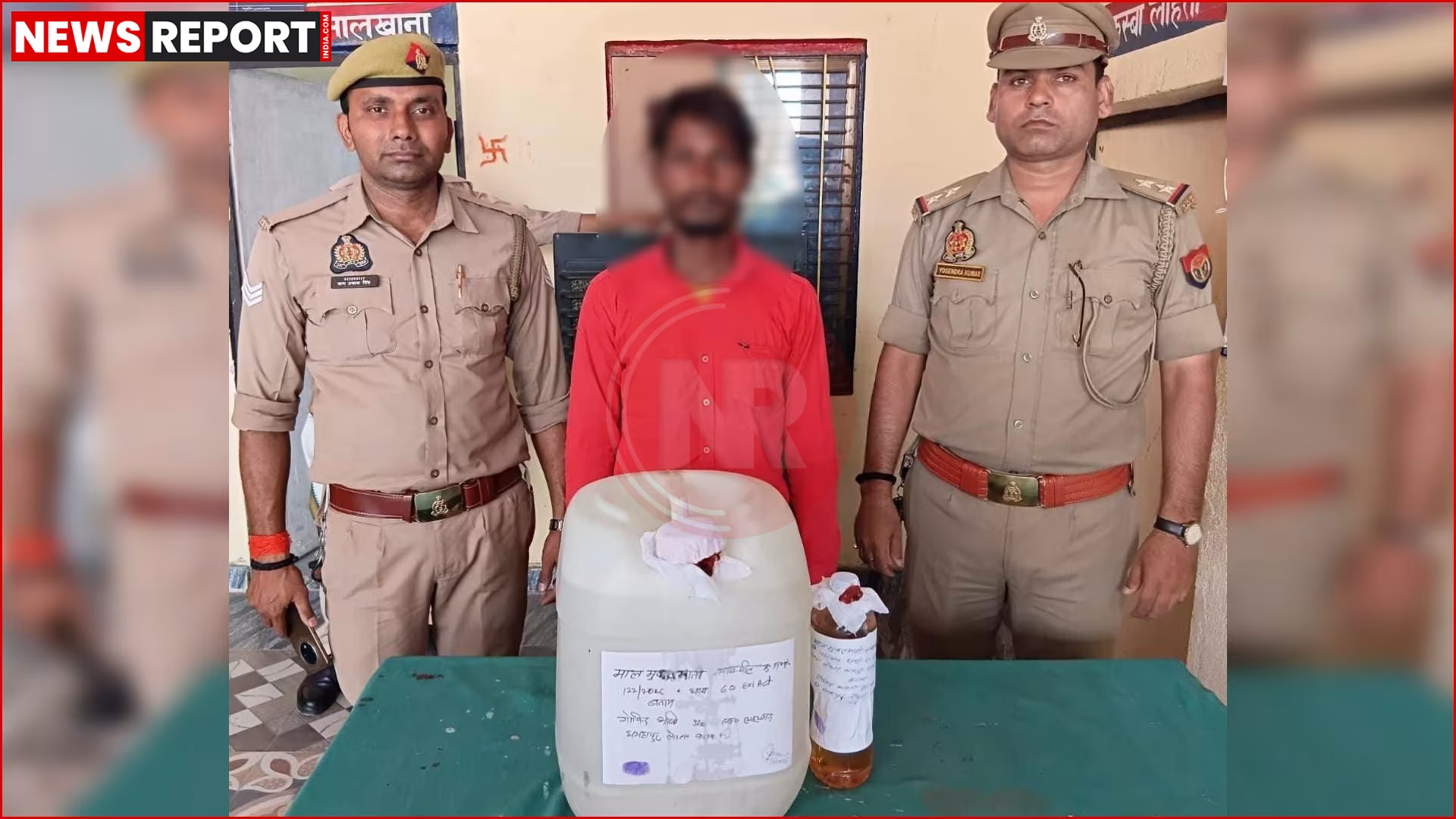 लोहता पुलिस द्वारा अवैध देशी शराब के साथ अभियुक्त की गिरफ्तारी दर्शाती हुई तस्वीर