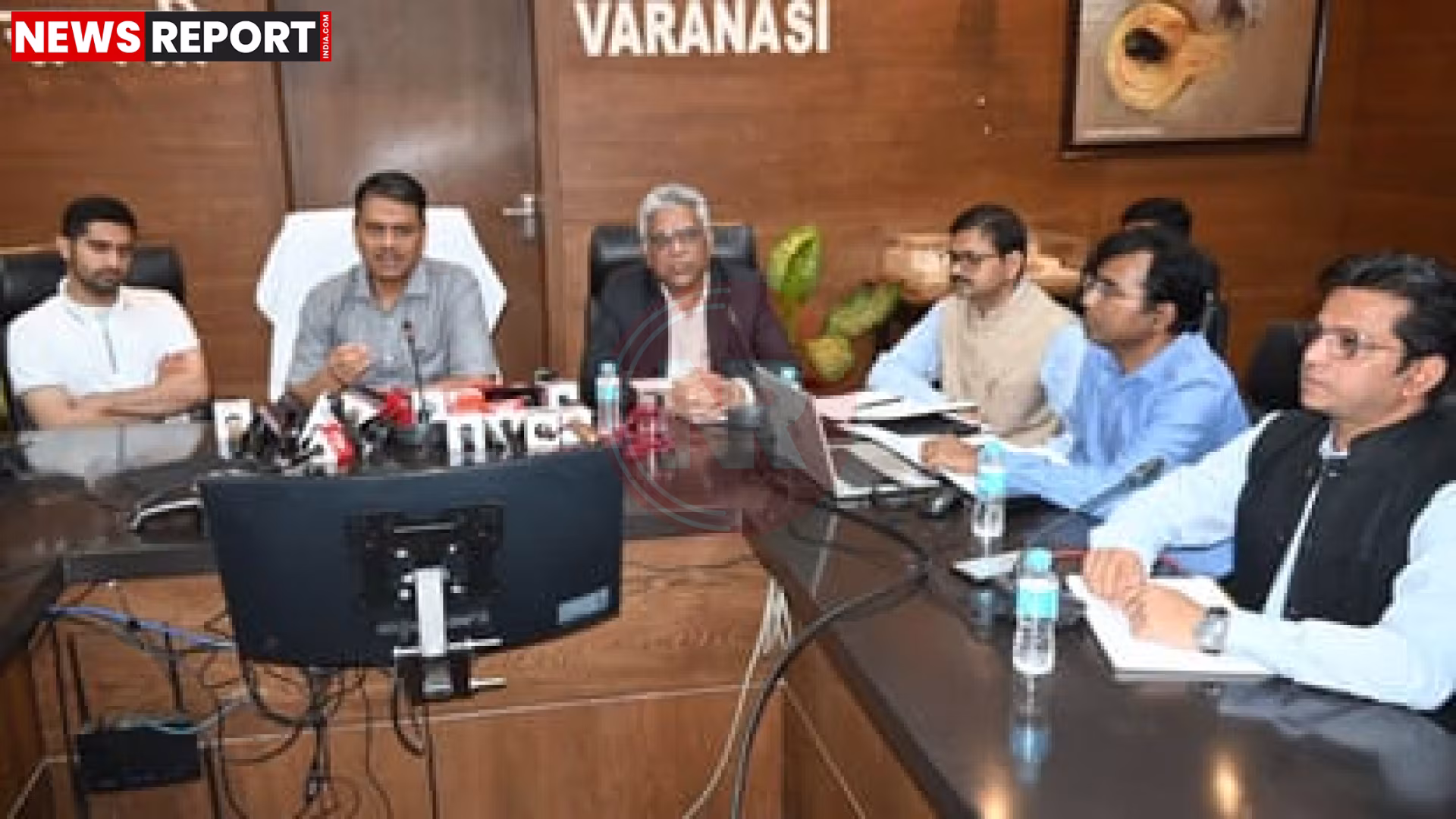 वाराणसी में एलपीजी गैस सिलेंडर वितरण और प्रशासनिक बैठक का दृश्य