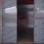 वाराणसी के मदरसा परिसर में लिफ्ट हादसे के बाद मौजूद पुलिस और स्थानीय लोग