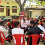 लोजपा रामविलास का प्रतिनिधिमंडल मनीष सिंह के पीड़ित परिवार से मुलाकात करते हुए।