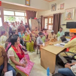 वाराणसी में विधायक सौरभ श्रीवास्तव जनसुनवाई में लोगों से बातचीत करते हुए