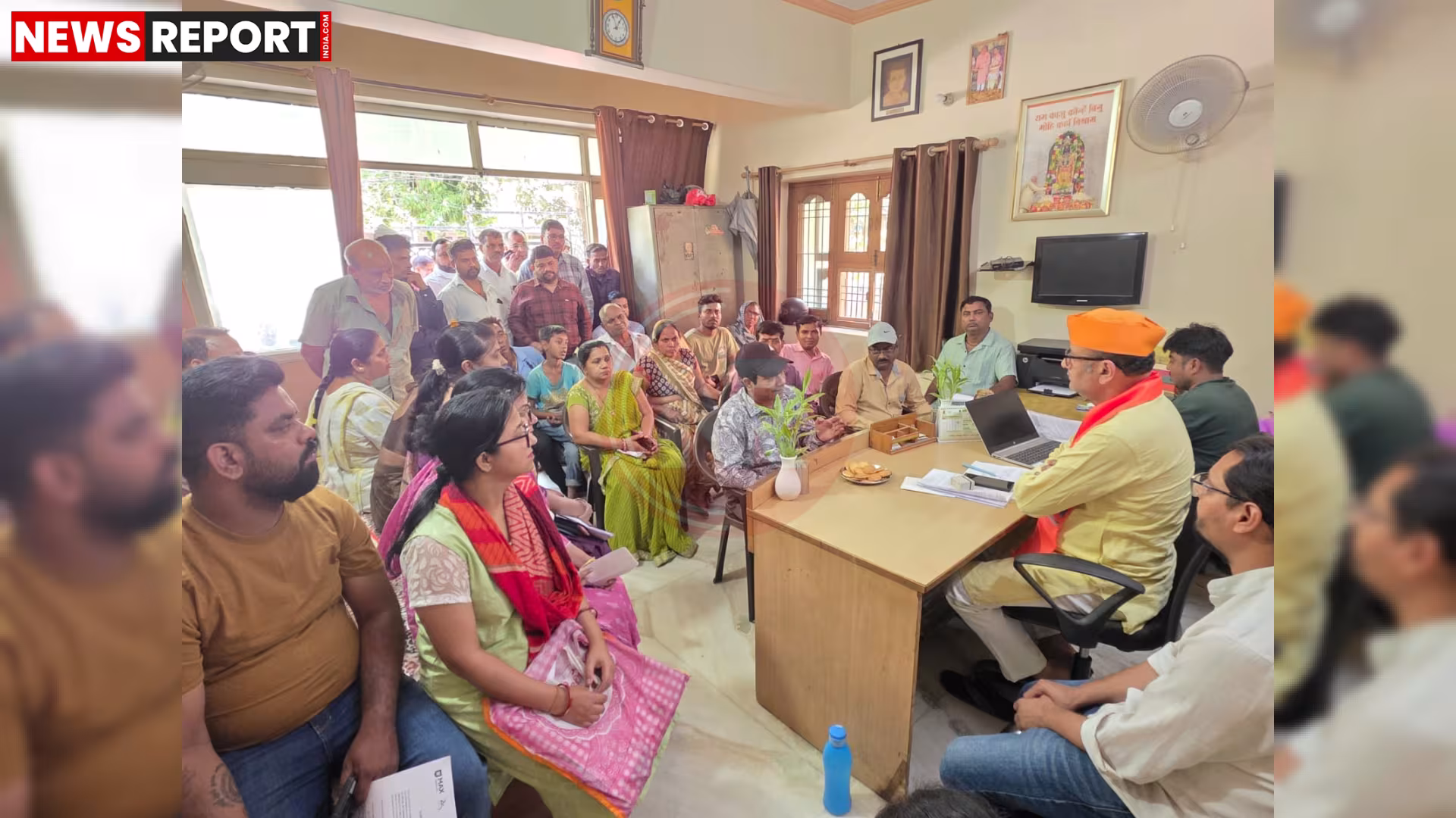 वाराणसी में विधायक सौरभ श्रीवास्तव जनसुनवाई में लोगों से बातचीत करते हुए