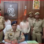 वाराणसी पुलिस द्वारा गिरफ्तार किए गए मोबाइल चोर और यूपीआई ठग, बरामद मोबाइल फोन के साथ।
