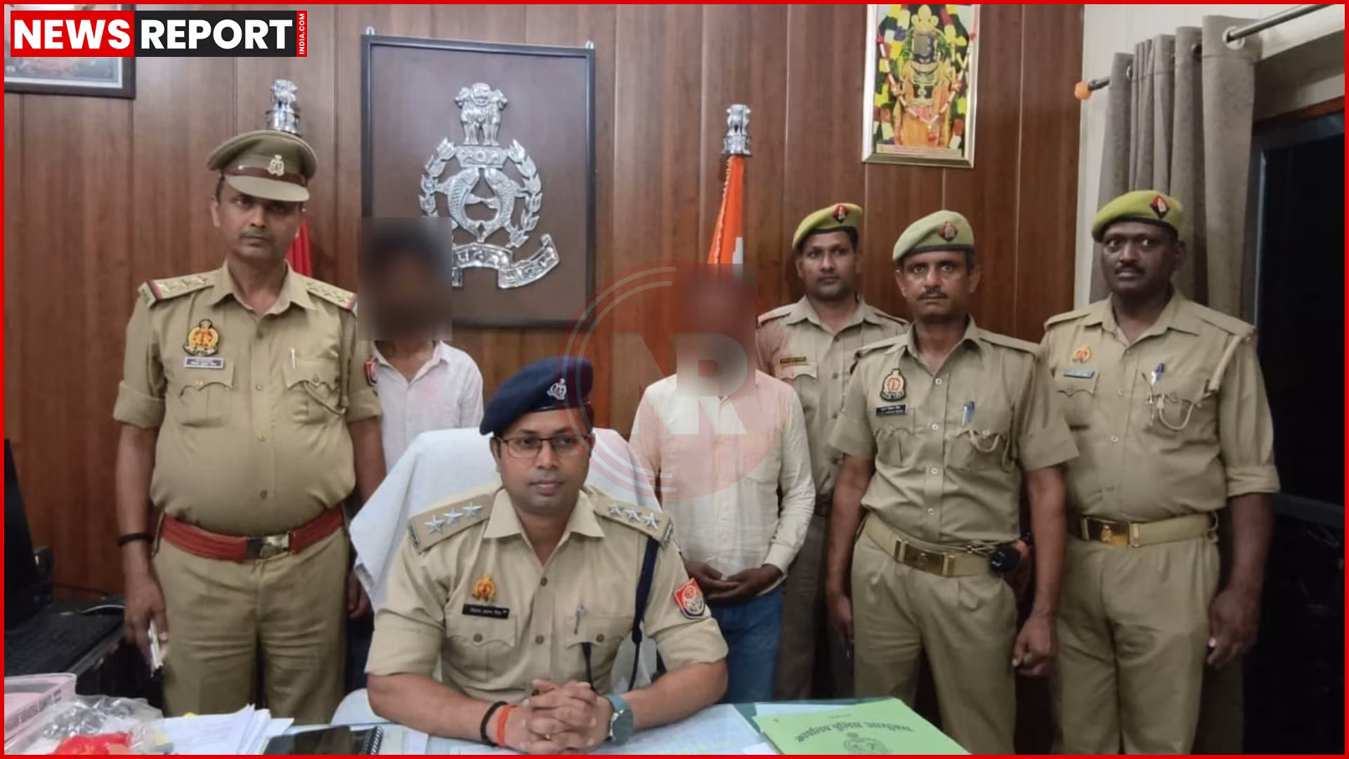 वाराणसी पुलिस द्वारा गिरफ्तार किए गए मोबाइल चोर और यूपीआई ठग, बरामद मोबाइल फोन के साथ।