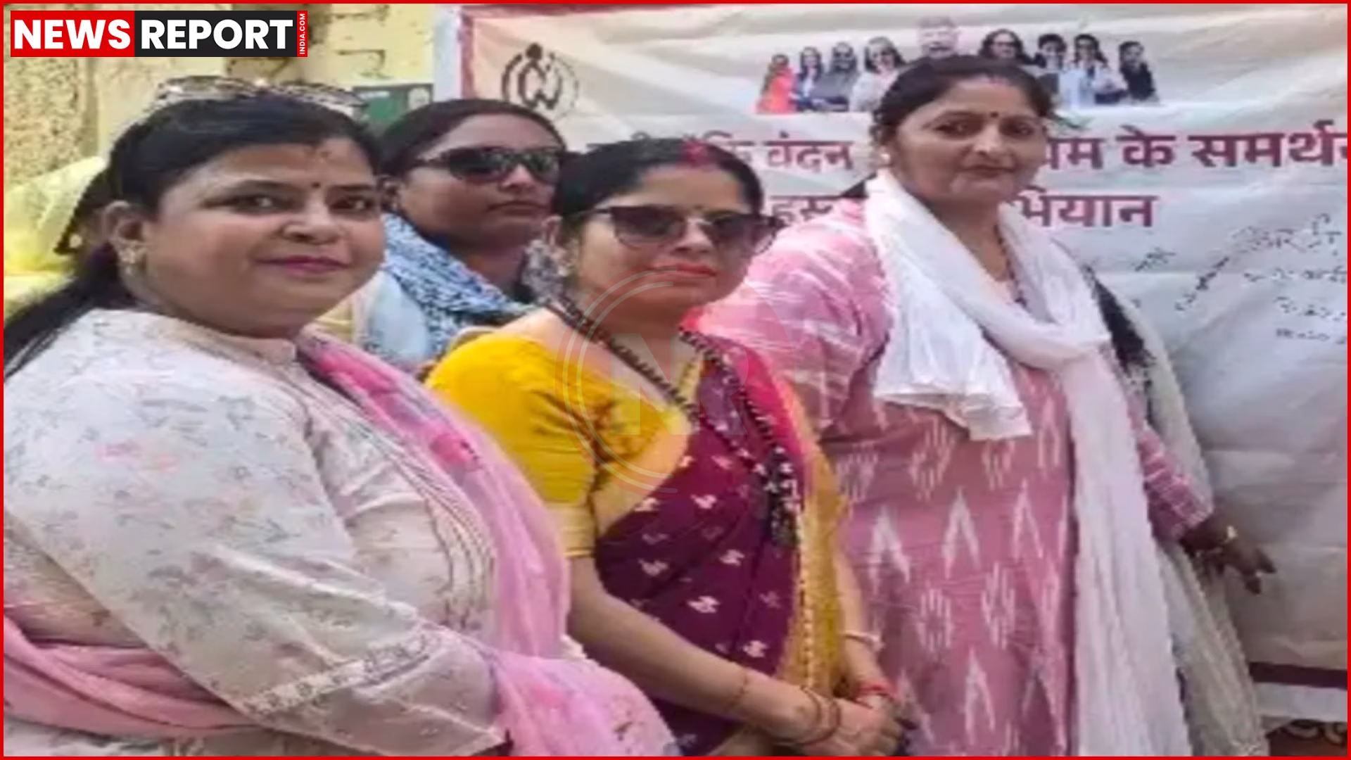 वाराणसी में 'नारी शक्ति वंदन अधिनियम' के समर्थन में पदयात्रा करती महिलाएं, हाथ में पोस्टर