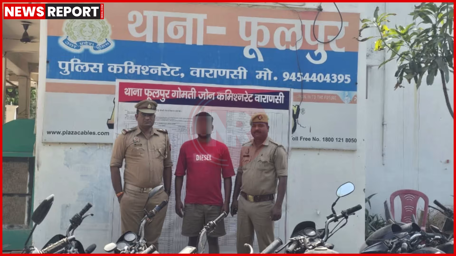 पुलिस एक व्यक्ति को हथकड़ी लगाकर ले जा रही है