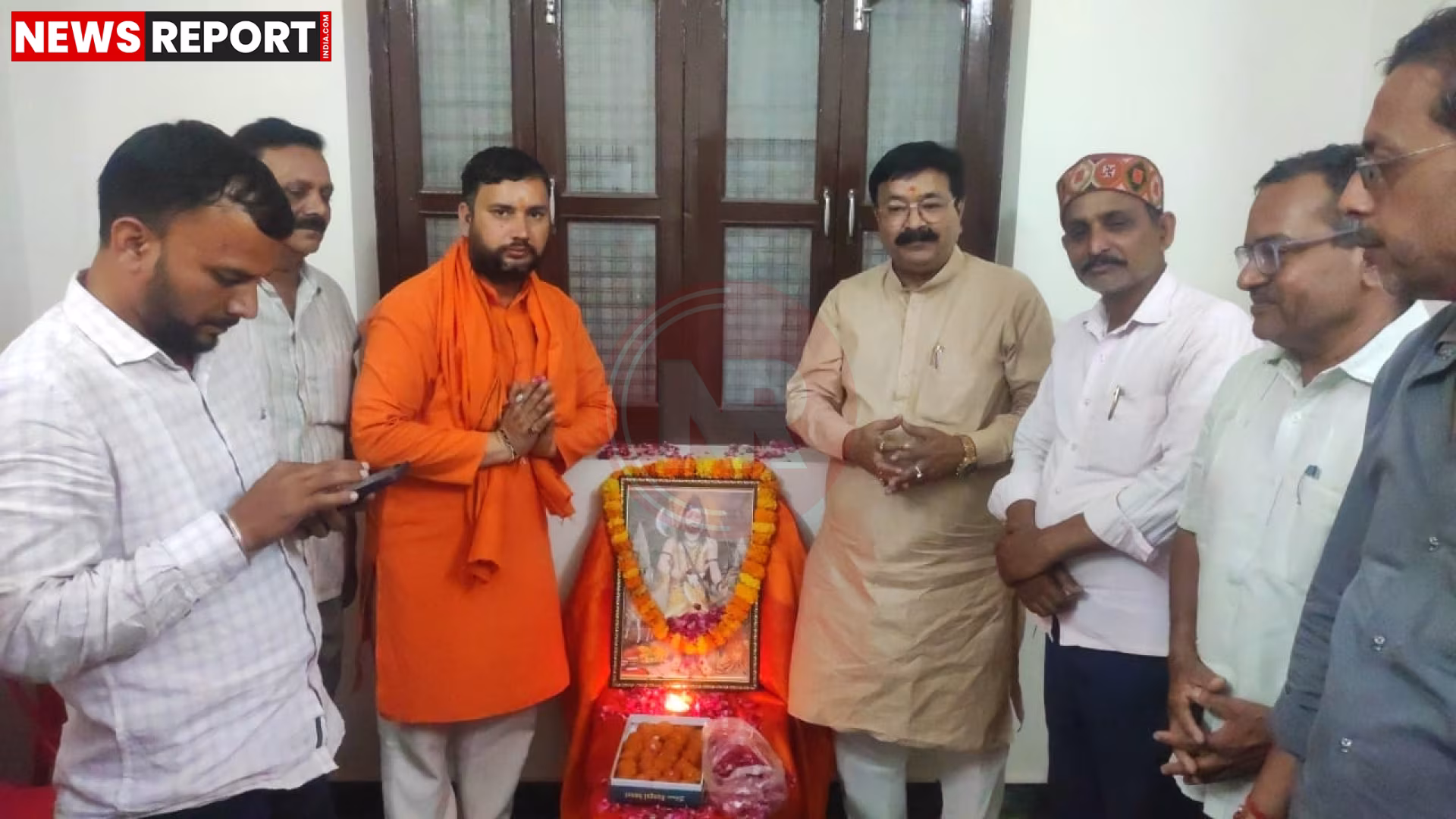 वाराणसी में परशुराम जयंती समारोह में एकत्रित भीड़ और मंच