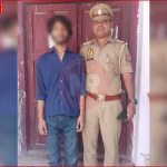 एक पुलिसकर्मी द्वारा प्रस्तुत किया गया अवैध देसी तमंचा और चाकू