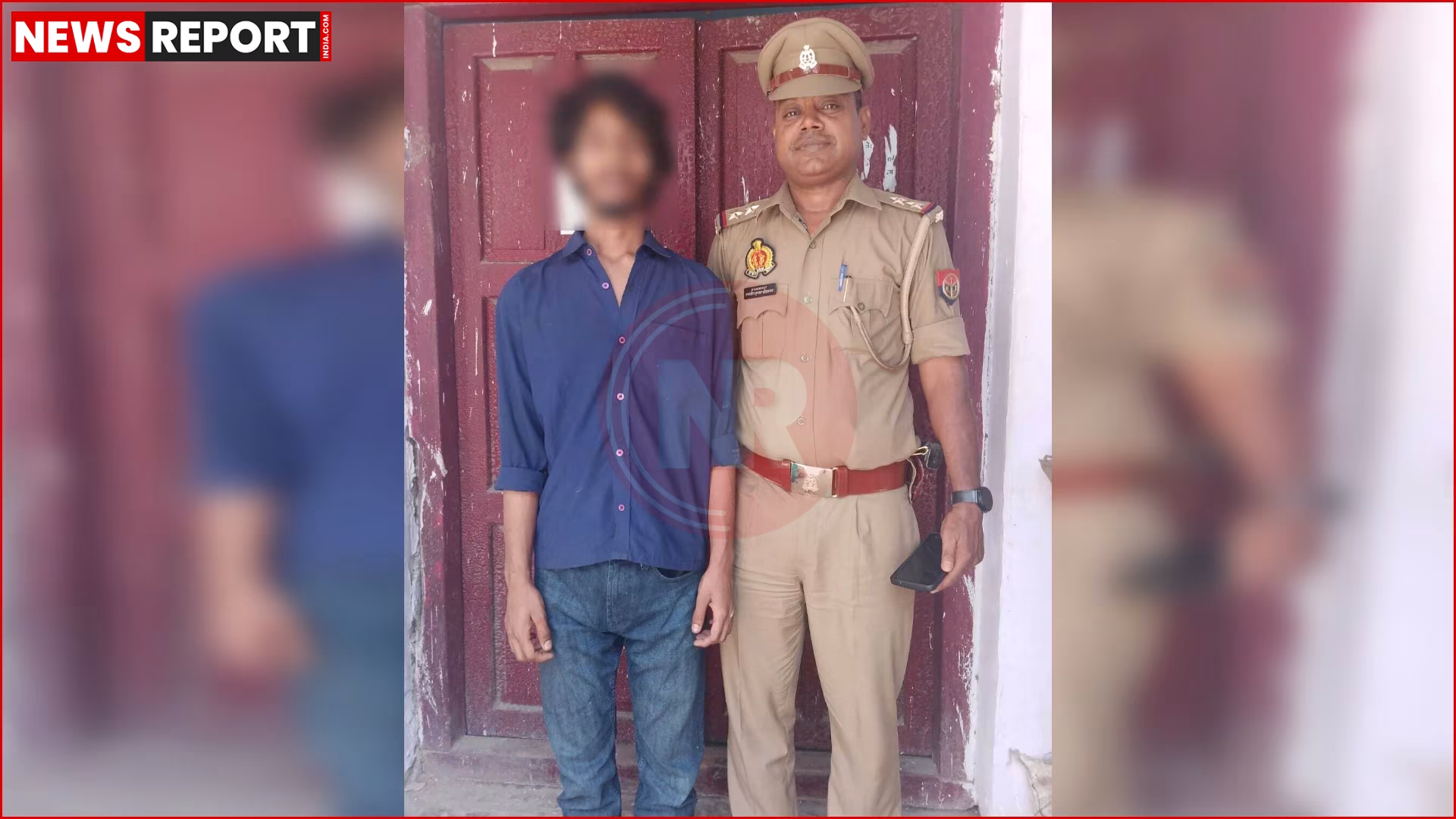 एक पुलिसकर्मी द्वारा प्रस्तुत किया गया अवैध देसी तमंचा और चाकू