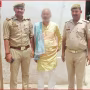 शिवपुर पुलिस द्वारा एक वारण्टी अभियुक्त को गिरफ्तार करते हुए।