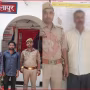 वाराणसी पुलिस द्वारा गिरफ्तार किए गए तीन वारंटी अभियुक्तों को दिखाते हुए।
