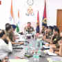 वाराणसी पुलिस आयुक्त मोहित अग्रवाल पुलिस अधिकारियों की बैठक लेते हुए