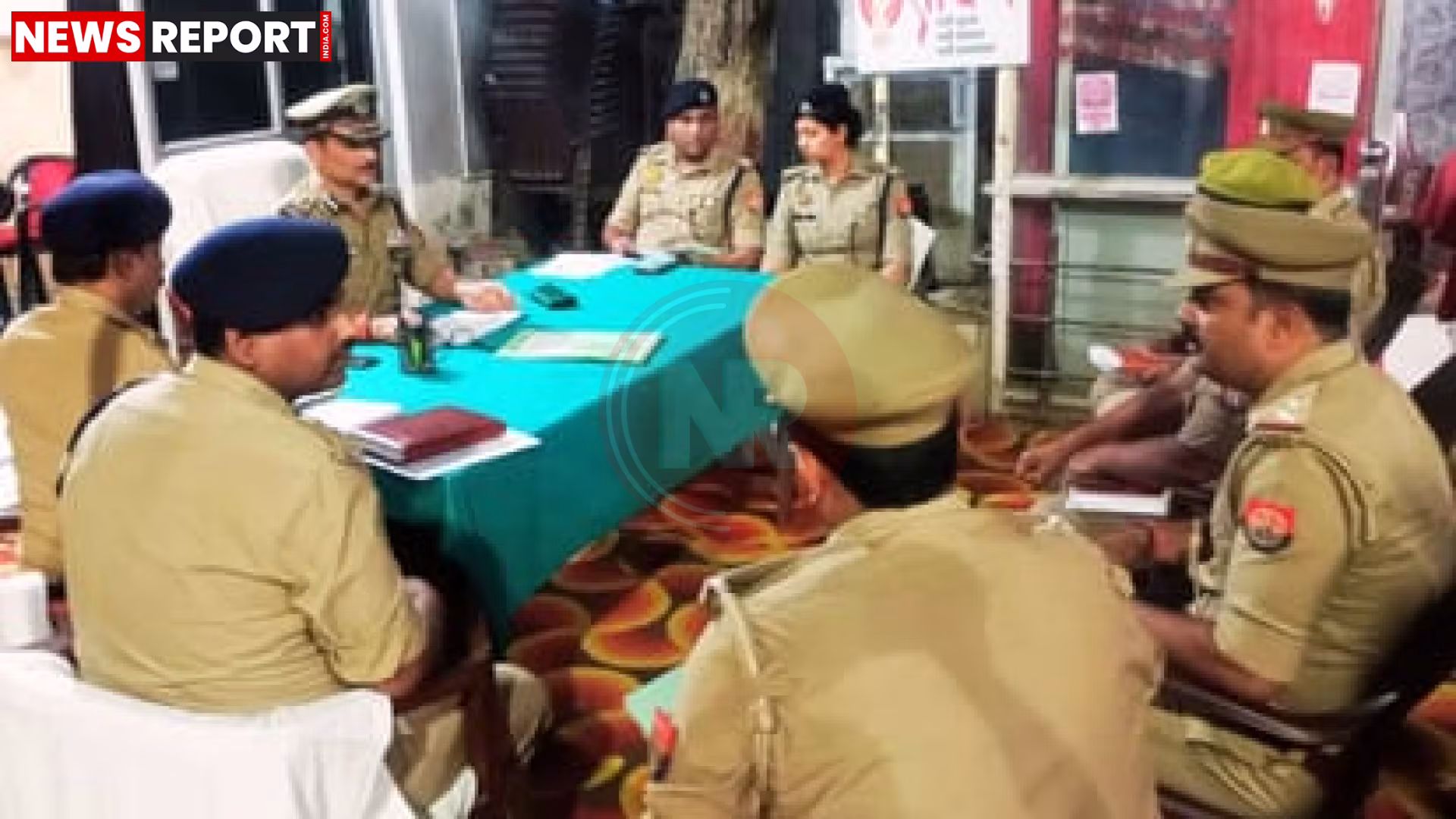 वाराणसी पुलिस आयुक्त मोहित अग्रवाल औचक निरीक्षण करते हुए