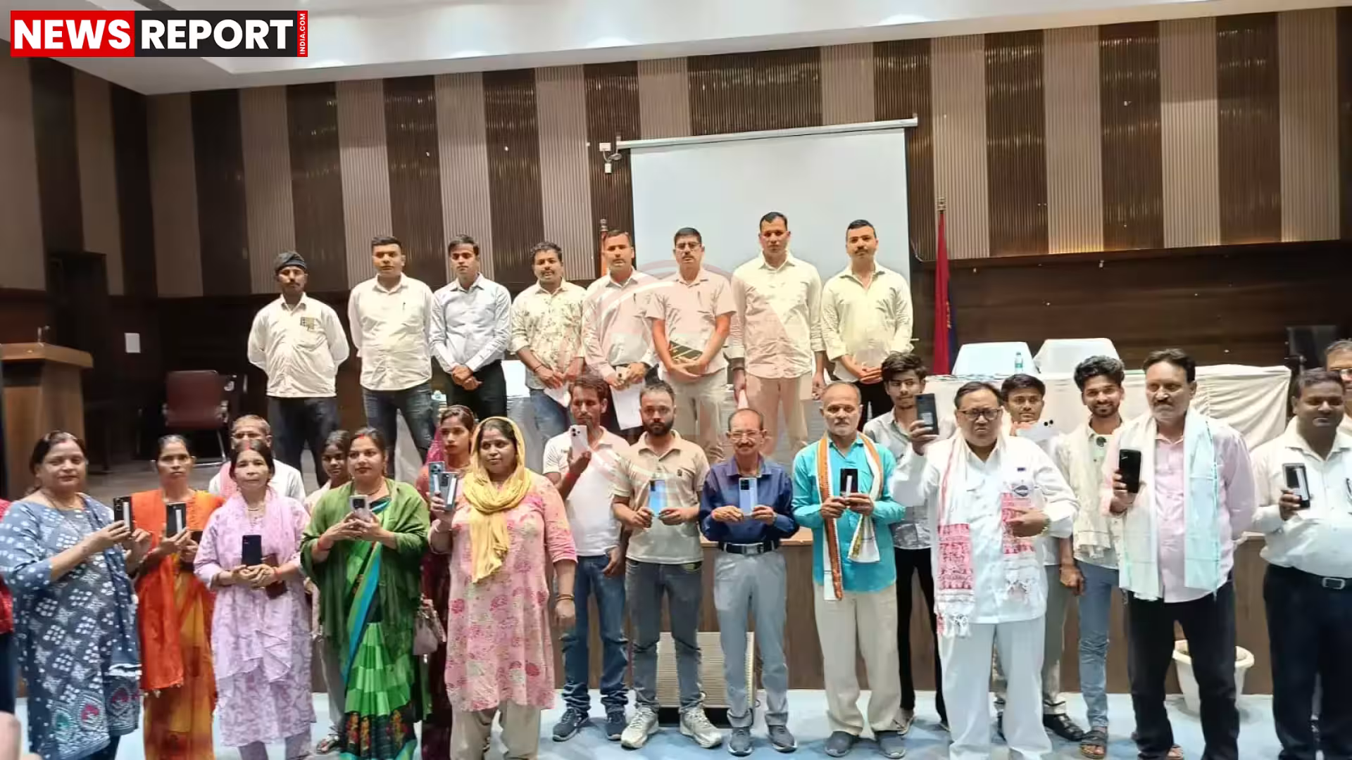 वाराणसी पुलिस अधिकारी जनता को उनके खोए हुए मोबाइल सौंपते हुए