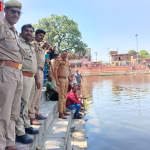 वाराणसी के कंदवा पोखरे में पुलिस और गोताखोर तलाशी अभियान में जुटे