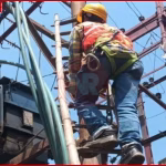 वाराणसी में खराब ट्रांसफार्मर की मरम्मत करते बिजली विभाग के कर्मचारी