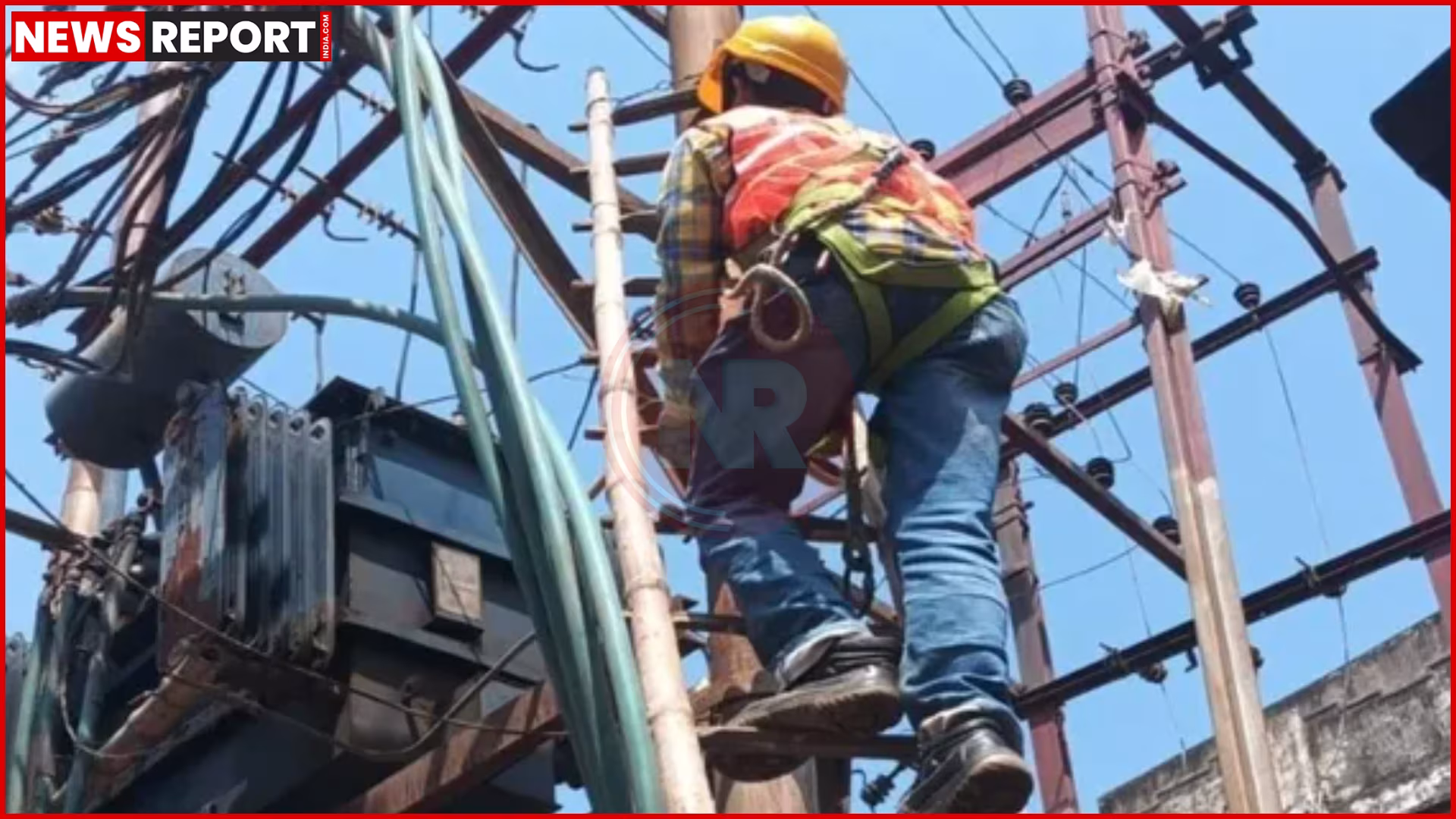 वाराणसी में खराब ट्रांसफार्मर की मरम्मत करते बिजली विभाग के कर्मचारी